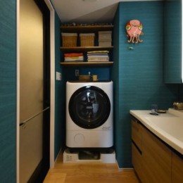 洗面室 (新築でもリフォーム：輸入壁紙で自分だけの特別な空間を作る方法)