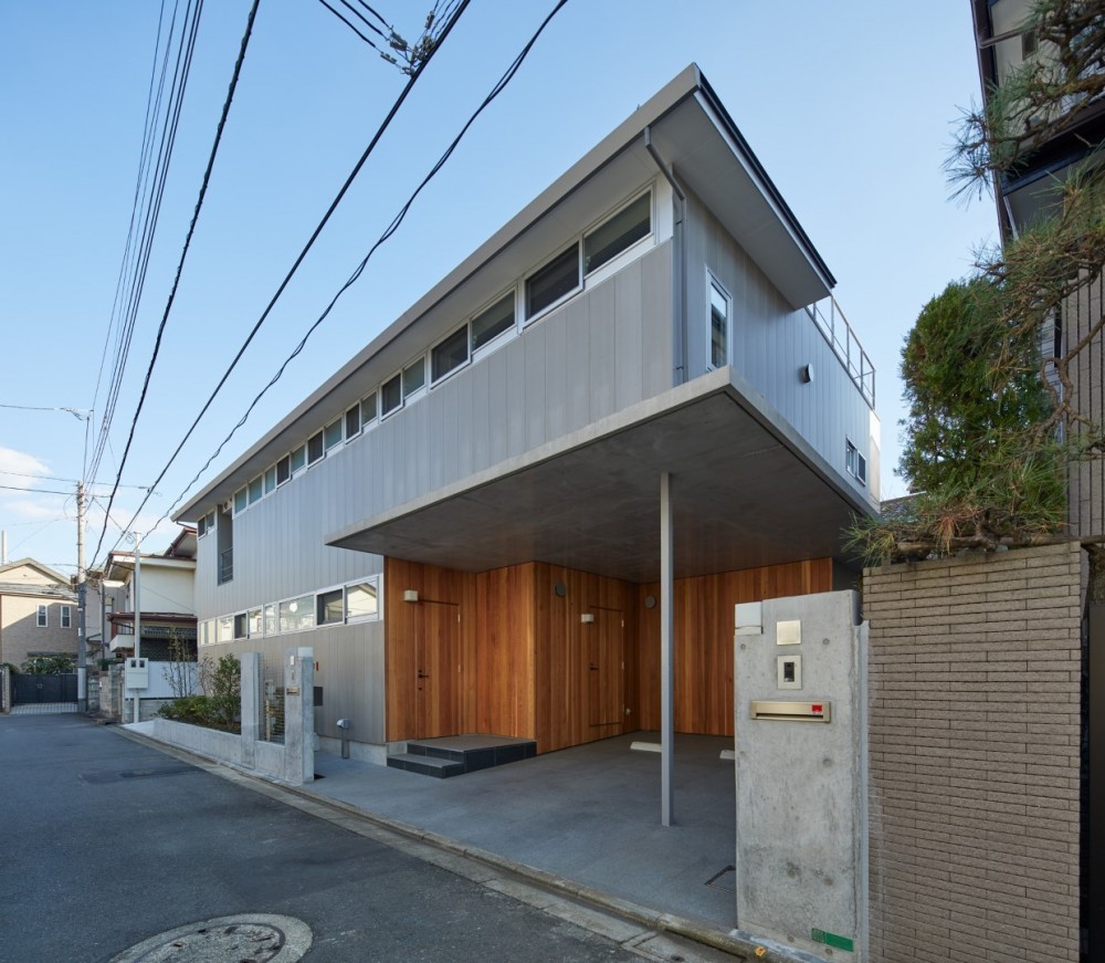 光と風が伸びやかに通り抜ける二世帯住宅 ― 石神井公園の家 ― (外観（北西より見る）)