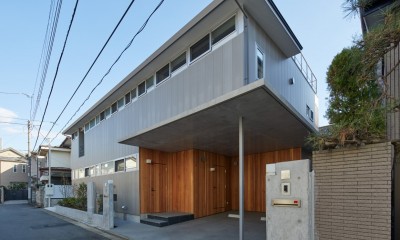 光と風が伸びやかに通り抜ける二世帯住宅 ― 石神井公園の家 ― (外観（北西より見る）)