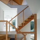 ののえのいえ　―　緑の景色と重なる家の写真 レベルごとに表情を変える階段
