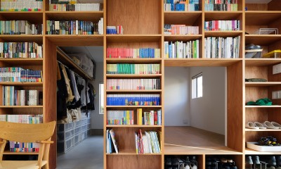 土間と寝室（将来子供部屋）を仕切る本棚｜ののえのいえ　―　緑の景色と重なる家