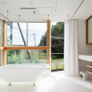 ののえのいえ　―　緑の景色と重なる家の写真 レベル３　光と緑を取り込む余白空間となるバスルーム（サンルーム）