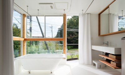 レベル３　光と緑を取り込む余白空間となるバスルーム（サンルーム）｜ののえのいえ　―　緑の景色と重なる家