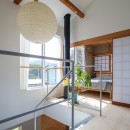 ヌヌノイエ　―自然豊かな地への移住・戸建リノベーションの写真 階段・ホールから寝室を見る