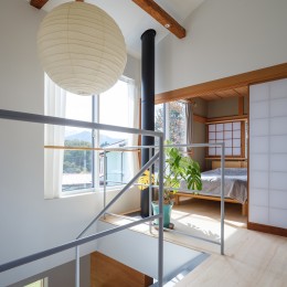 ヌヌノイエ　―自然豊かな地への移住・戸建リノベーション (階段・ホールから寝室を見る)