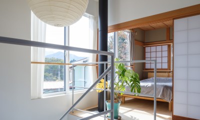 階段・ホールから寝室を見る｜ヌヌノイエ　―自然豊かな地への移住・戸建リノベーション