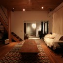大人かわいい家　-美容室併用住宅-の写真 リビング夜景