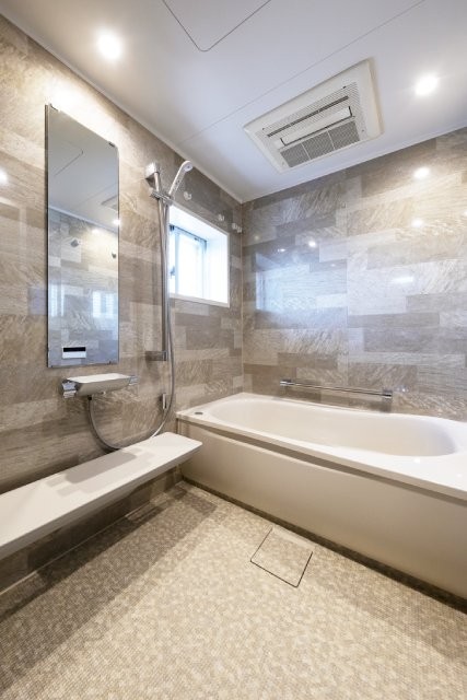 バス/トイレ事例：浴室（明るく広々とした空間でピアノを奏でられる住まい）