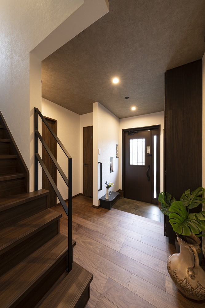 玄関事例：玄関～階段（住み慣れたお家をリノベーション）