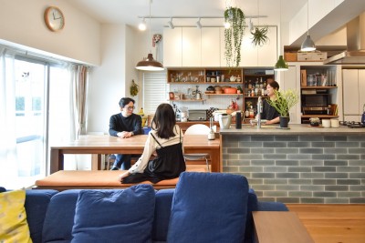 ダイニングキッチン (品川区 K邸 マンションリノベーション「3人娘と暮らすためのリノベーション」)