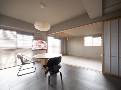 和室 (ホテルのような空間に日本の伝統美と温もりを加えたリノベーション)