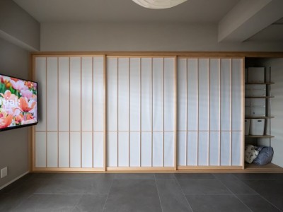 和室 (ホテルのような空間に日本の伝統美と温もりを加えたリノベーション)