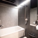 ホテルのような空間に日本の伝統美と温もりを加えたリノベーションの写真 浴室
