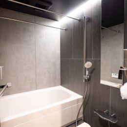 ホテルのような空間に日本の伝統美と温もりを加えたリノベーション (浴室)