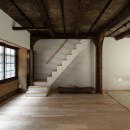 束ね柱の家：古さを愉しむの写真 階段を側面から見る