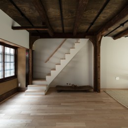 束ね柱の家〜長屋フル・リノベーション＋耐震改修〜 (階段を側面から見る)