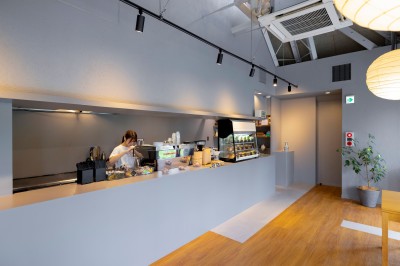レジカウンター (NICOLAO Coffee and Sandwich KUSATSU COCORIVA　草津川跡地の飲食店リノベーション)