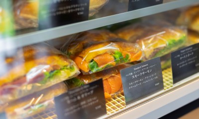 ショーケース｜NICOLAO Coffee and Sandwich KUSATSU COCORIVA　草津川跡地の飲食店リノベーション