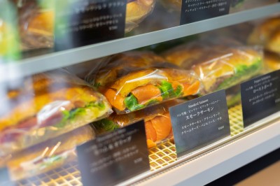 ショーケース (NICOLAO Coffee and Sandwich KUSATSU COCORIVA　草津川跡地の飲食店リノベーション)