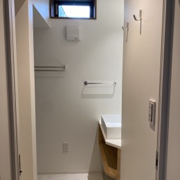 洗面・洗濯室 (3Rハウス〜小さな長屋のフル・リノベーション+耐震改修〜)