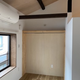 3Rハウス〜小さな長屋のフル・リノベーション+耐震改修〜 (２階 寝室の簡易オープン収納)