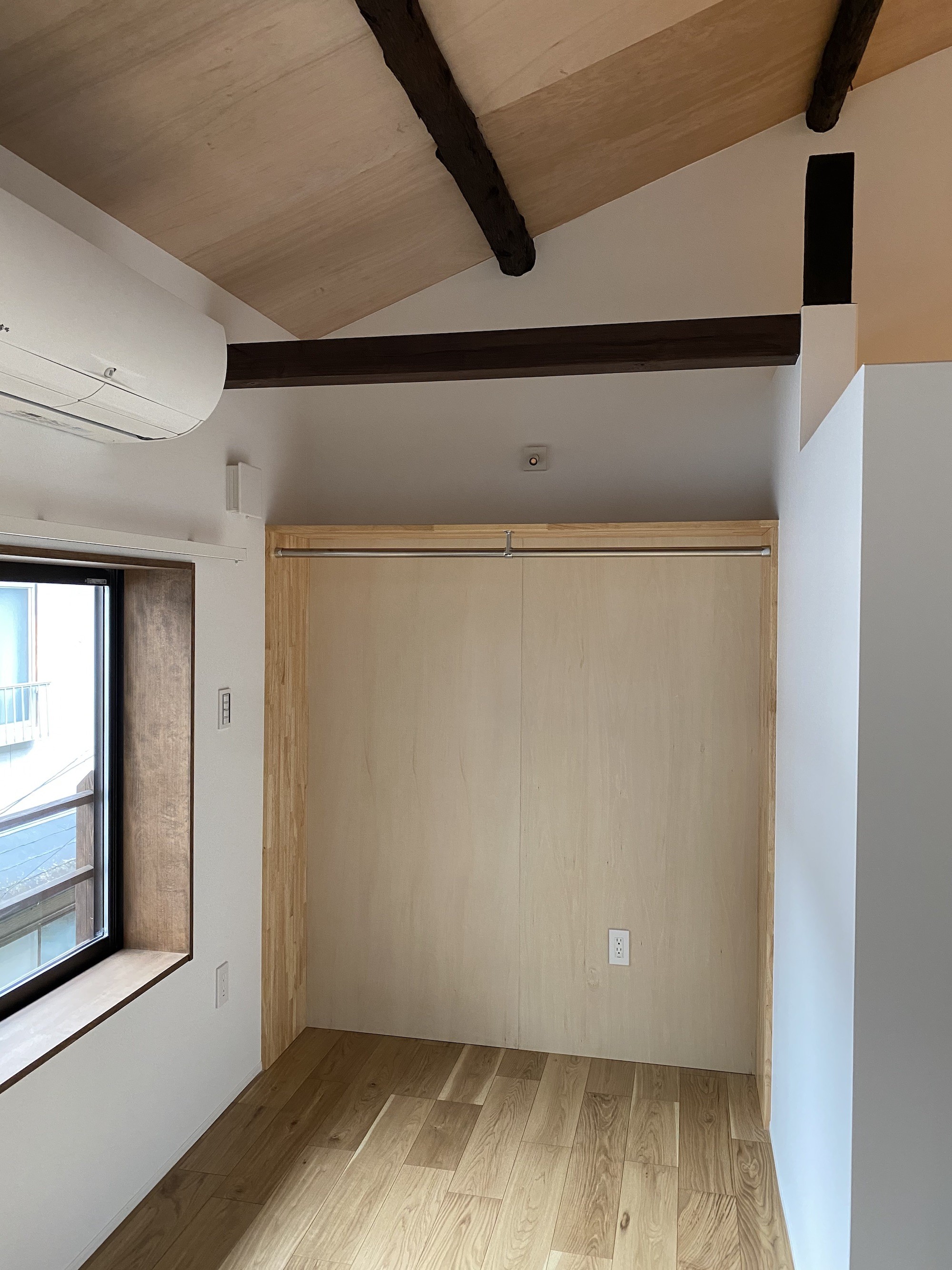 収納事例：２階 寝室の簡易オープン収納（3Rハウス：小さくとも開放感あふれる家）