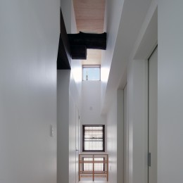２階「カテドラル」中廊下 (カテドラル廊下の家：空と光と共に暮らす)