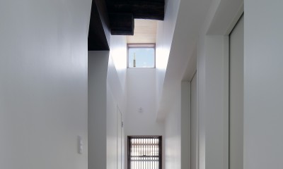 カテドラル廊下の家：空の光と共に暮らす (２階「カテドラル」中廊下)