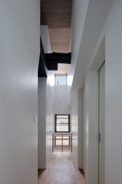 ２階「カテドラル」中廊下 (カテドラル廊下の家：空の光と共に暮らす)
