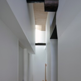 ２階「カテドラル」中廊下 (カテドラル廊下の家　空と光がもたらす暮らしのゆとり)