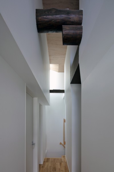 ２階「カテドラル」中廊下 (カテドラル廊下の家：空の光と共に暮らす)