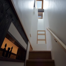 階段：階下からの眺め (カテドラル廊下の家：空と光と共に暮らす)