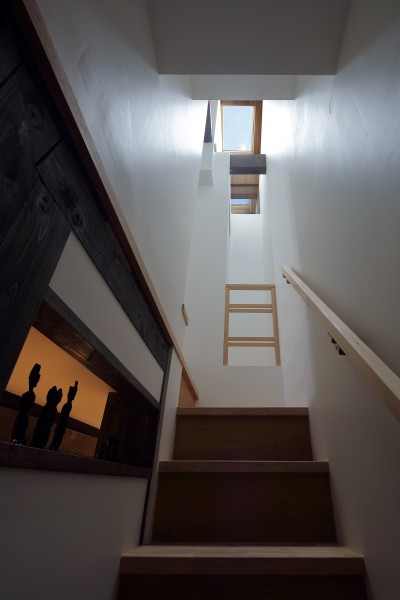カテドラル廊下の家：空の光と共に暮らす (階段：階下からの眺め)