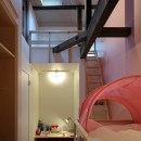 カテドラル廊下の家：空の光と共に暮らすの写真 ロフトのある子供部屋２