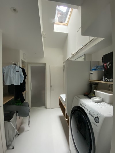 洗濯・洗面室 (カテドラル廊下の家：空と光と共に暮らす)