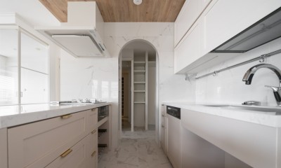 キッチン｜ホワイトカラーで統一した、海外風リノベーション