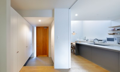 塚口町の家　～６つの個室とキッチンが中心の住まい～ (玄関)