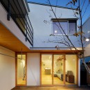 塚口町の家　～６つの個室とキッチンが中心の住まい～の写真 中庭　夜景