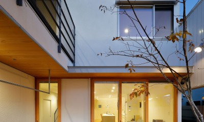 塚口町の家　～６つの個室とキッチンが中心の住まい～ (中庭　夜景)