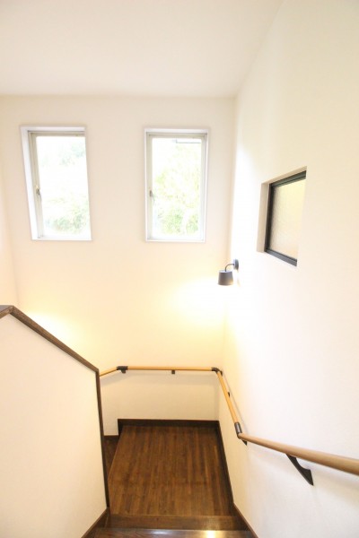 少しの変化でイメージ一新！階段スペース (築32年の一戸建てが理想の二世帯住宅に大変身！)