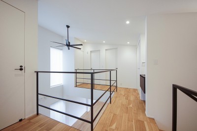 3階・子ども室への回廊 (吹き抜けと空中回廊のある家／東京都目黒区)