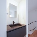 吹き抜けと空中回廊のある家／東京都目黒区の写真 3階廊下に設置した洗面台