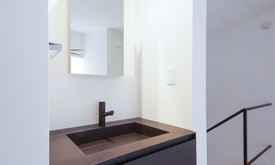 吹き抜けと空中回廊のある家／東京都目黒区 (3階廊下に設置した洗面台)