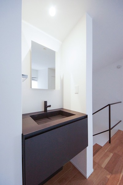 3階廊下に設置した洗面台 (吹き抜けと空中回廊のある家／東京都目黒区)