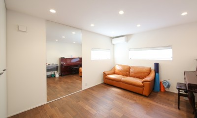 大きな鏡のある多目的室｜吹き抜けと空中回廊のある家／東京都目黒区