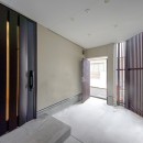 吹き抜けと空中回廊のある家／東京都目黒区の写真 ルーバーに囲まれたアプローチ
