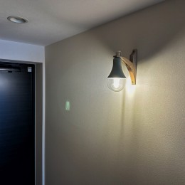 お家全体で遊び心あふれる！カーブと壁紙で彩るフルリノベーション (玄関照明)
