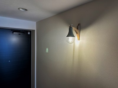 玄関照明 (お家全体で遊び心あふれる！カーブと壁紙で彩るフルリノベーション)