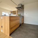 木材が織りなす温かい暮らし　フルリノベーションで生まれ変わる空間の写真 キッチン