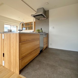 キッチン (木材が織りなす温かい暮らし　フルリノベーションで生まれ変わる空間)